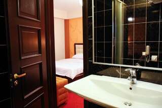 Отель Hotel Anna Junior Тыргу-Жиу Стандартный двухместный номер с 2 отдельными кроватями-9
