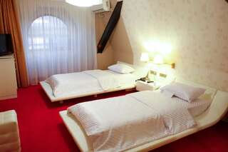 Отель Hotel Anna Junior Тыргу-Жиу Стандартный двухместный номер с 2 отдельными кроватями-1